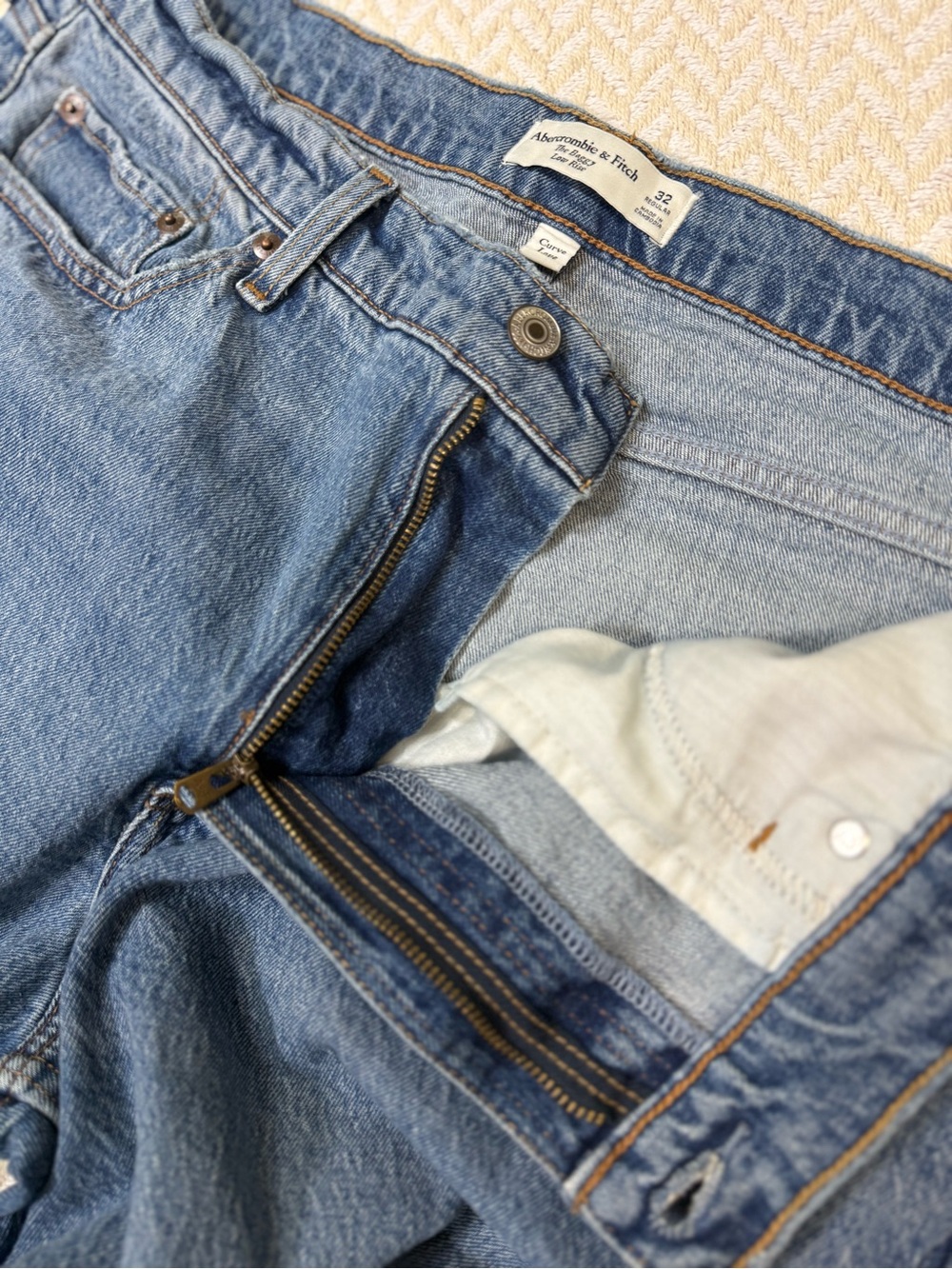 Abercrombie & Fitch Curve Love Baggy Low Rise Jeans Size 32 Regular - Picture 5 of 13